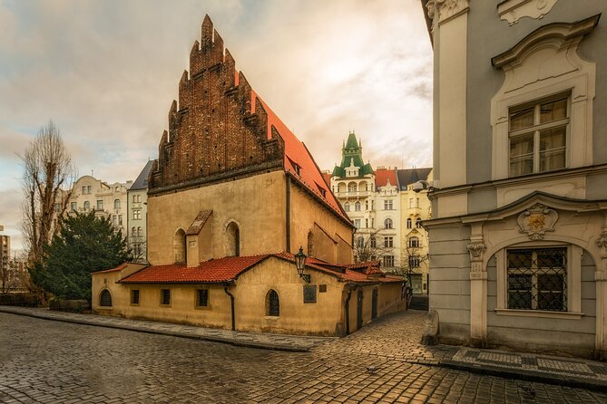 Prague's charming old places tour in Russian language - Lesser Town, then a tram ride to the castle