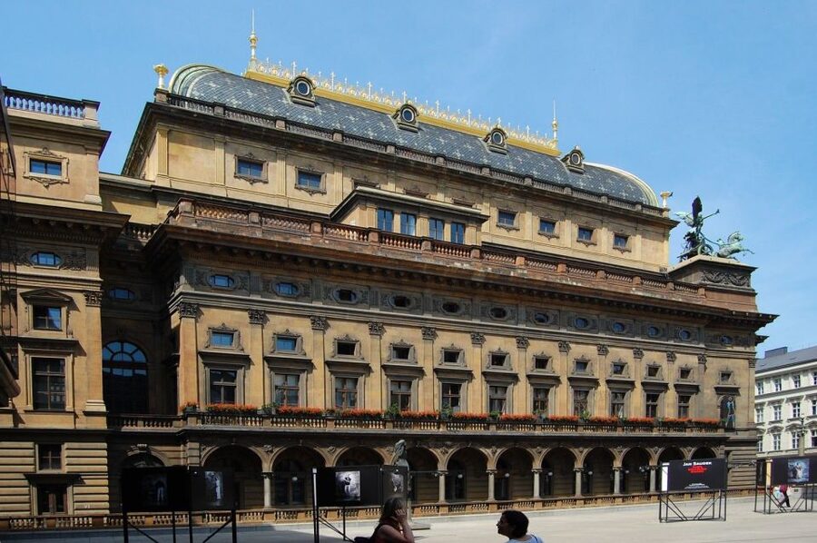 Prague Sightseeing Tour with Lunch - Strahov’s palaces, gardens, and monastery