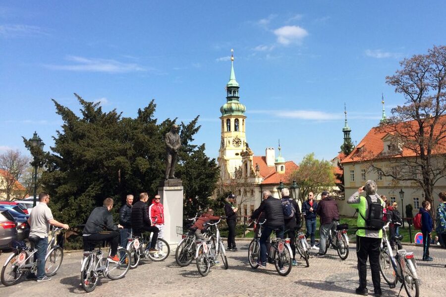 Prague: Stunning Viewpoints, Castle, City & Park E-Bike Tour - What the e-bike changes