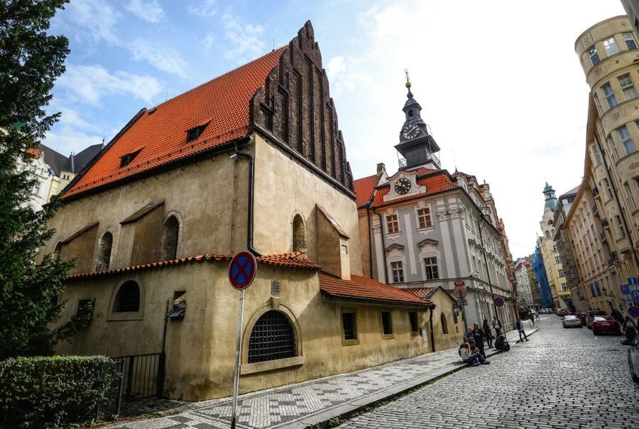 Prague: Synagogues and Jewish Quarter Private Walking Tour - The Old Jewish Cemetery and the problem of limited space