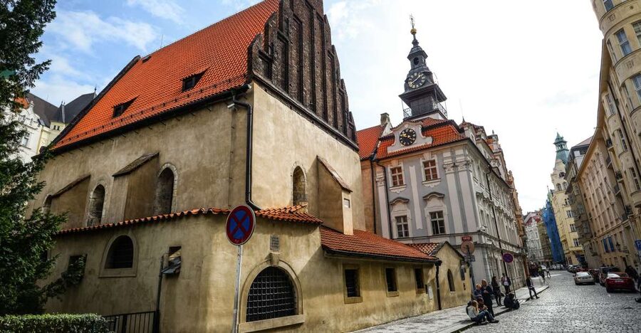 Prague: Synagogues and Jewish Quarter Private Walking Tour - The Old Ceremonial Hall and the shape of community life