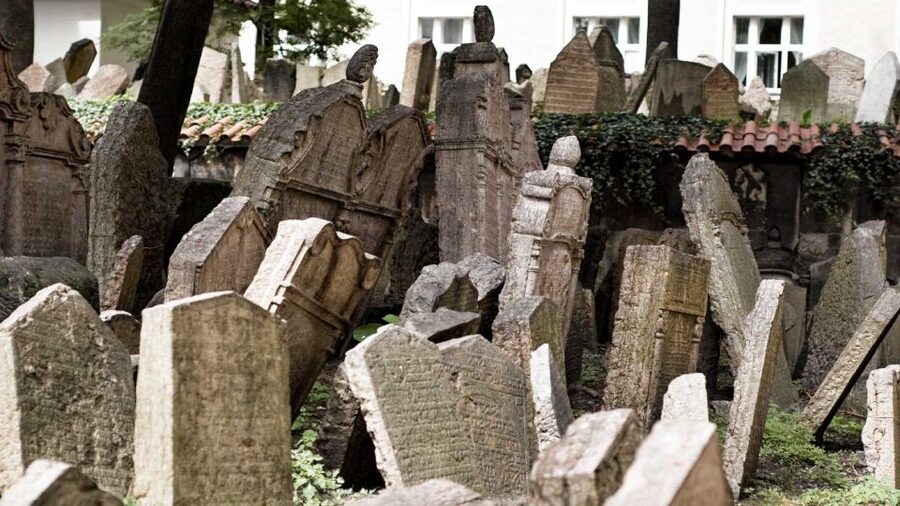 Prague: Synagogues and Jewish Quarter Private Walking Tour - What the guides add to the experience