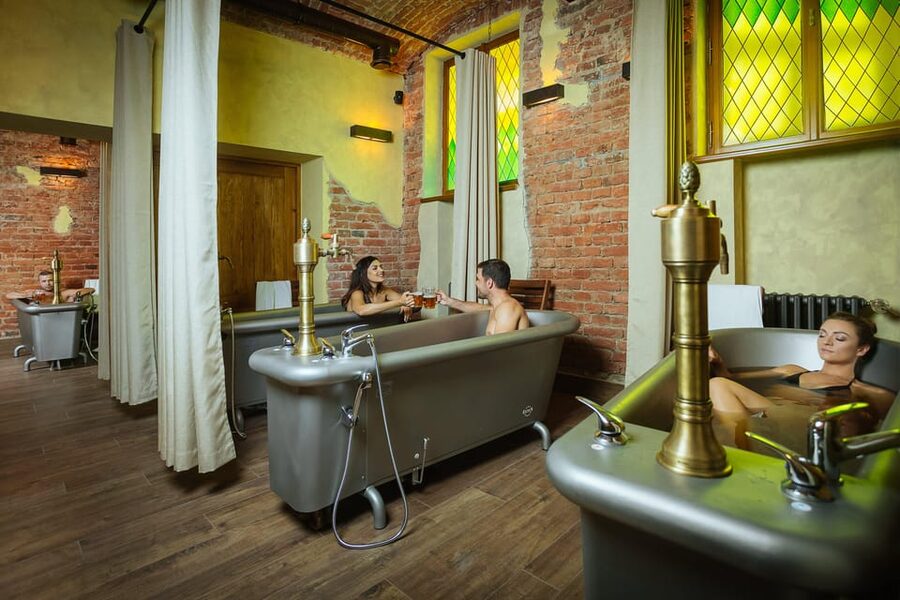 Prague: The Largest Beer SPA with Unlimited Beer Consumption - Arrival, lockers, and the first few minutes