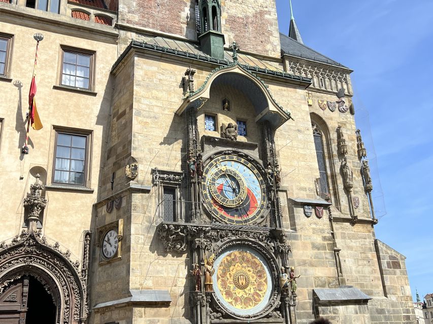 Prague Tour in Spanish - Prague’s story begins with more than pretty towers