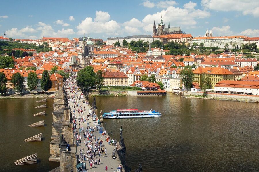 Prague: Vintage Car Ride and Walking Tour - Arriving at Prague Castle for the walking section