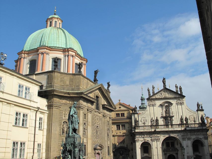 Prague: Vintage Car Ride and Walking Tour - The guide can make or break the experience