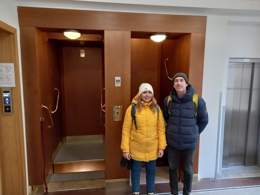 Prague : Visite insolite avec un guide journaliste français - Price, group size, and practical value