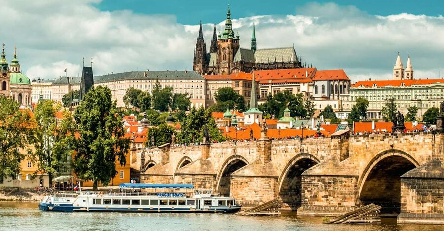 Prague: Vltava River Sightseeing Cruise - Drinks, snacks, and the onboard atmosphere