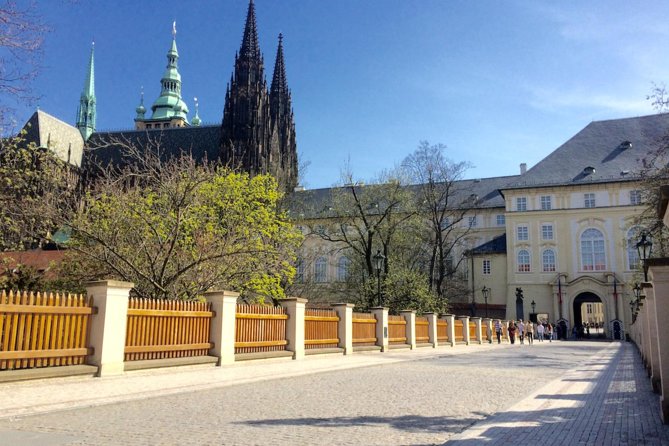 Prague Walking Tour in German: Old Town and Prague Castle - What the guides add beyond basic facts