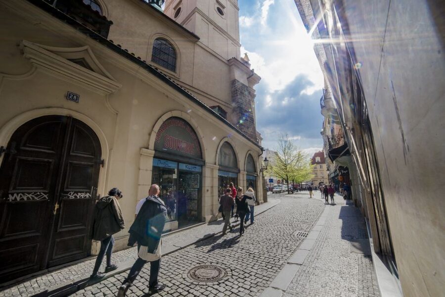 Prague: World War 2 and Operation Anthropoid Walking Tour - Guides, group size, and the quality of the storytelling