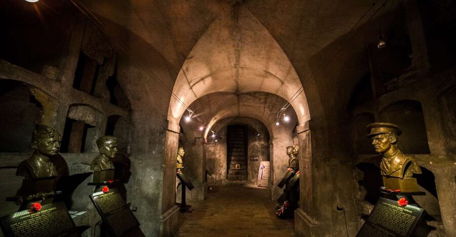 Prague: World War 2 and Operation Anthropoid Walking Tour - Finding the meeting point behind Týn Cathedral