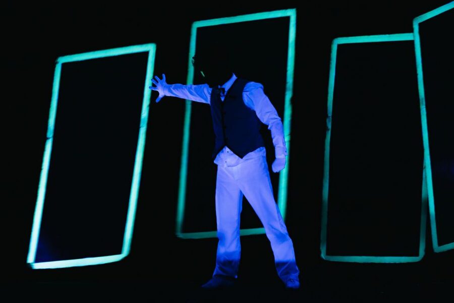 Prague: WOW Show Black Light Theater - How the 65 minutes fit into a Prague day