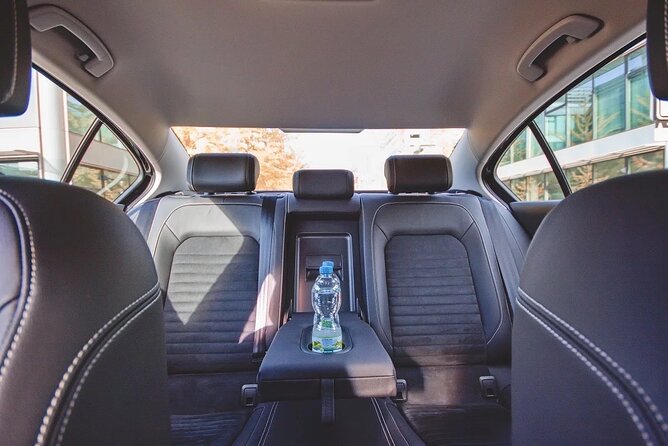 Private ARRIVAL Transfer by LIMOUSINE 3+1pax - What the 30-Minute Ride Really Gives You