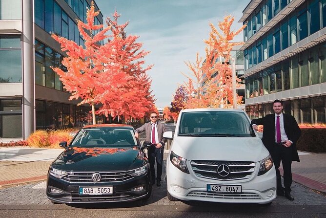 Private ARRIVAL Transfer by MINIVAN Mercedes Vito 8+1pax - A Smooth Meeting Point at Václav Havel Airport