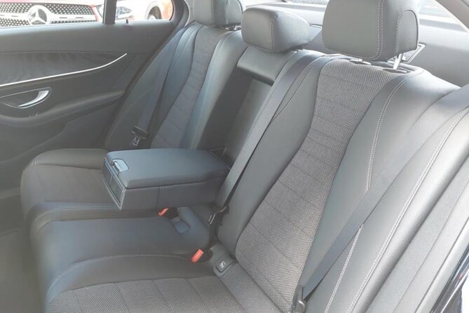 Private Transfer from Prague Airport to Prague City Hotels 1 - 3 pax - Flight delays and changed plans