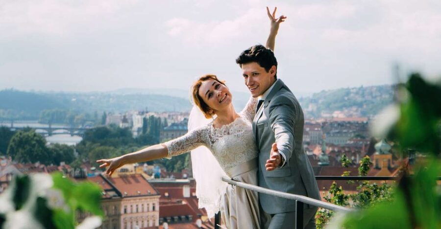 Professional photoshoot in Prague - 1 hour, 30 or 15 min - Charles Bridge: the classic choice, with a crowd problem