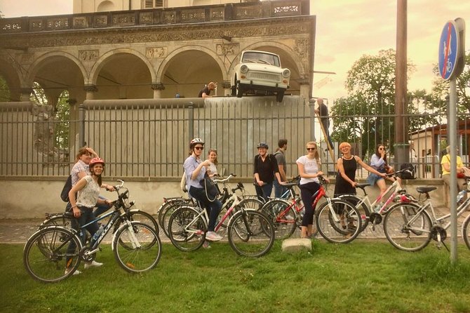 Radtour durch Prag auf Deutsch - Kampa Park, the Lennon Wall, and Charles Bridge