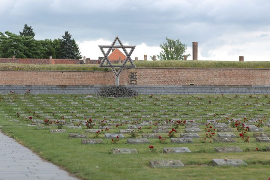 Terezin: Guided Tour of the Concentration Camp and Museum - Thirty minutes of free time