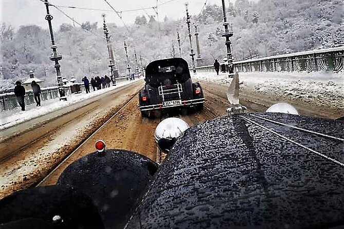 Vintage Cars Prague - Sightseeing Tour 90min / 1-6 pers. - From your hotel to Old Town Square