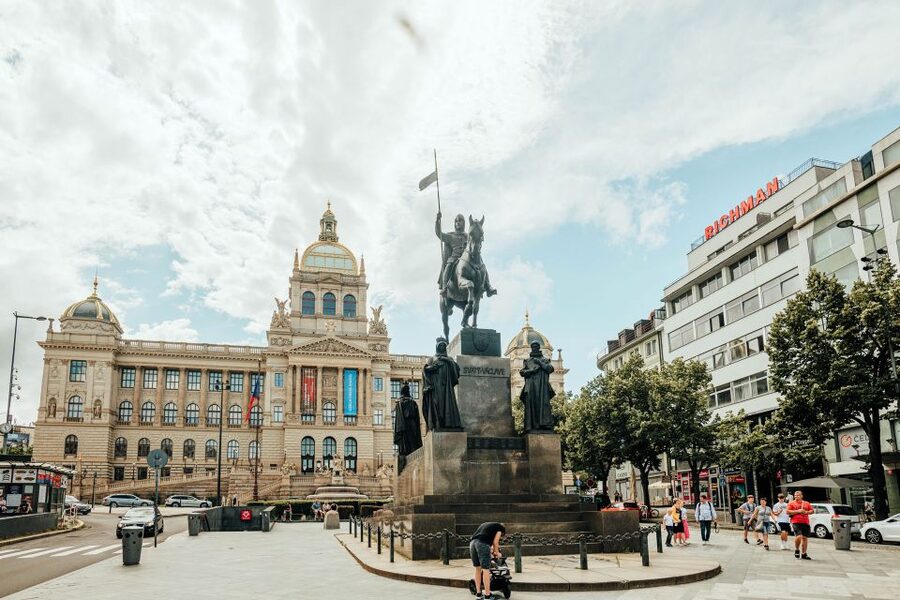 Walking tour of Prague in French : Nové Město - Jungmann Square and the Franciscan Gardens