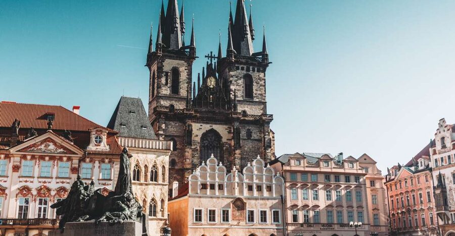 Walking tour of Prague in french: Old Town & Charles Bridge - Old Town Square and the many faces of Prague
